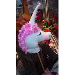 Unicornio con palo.